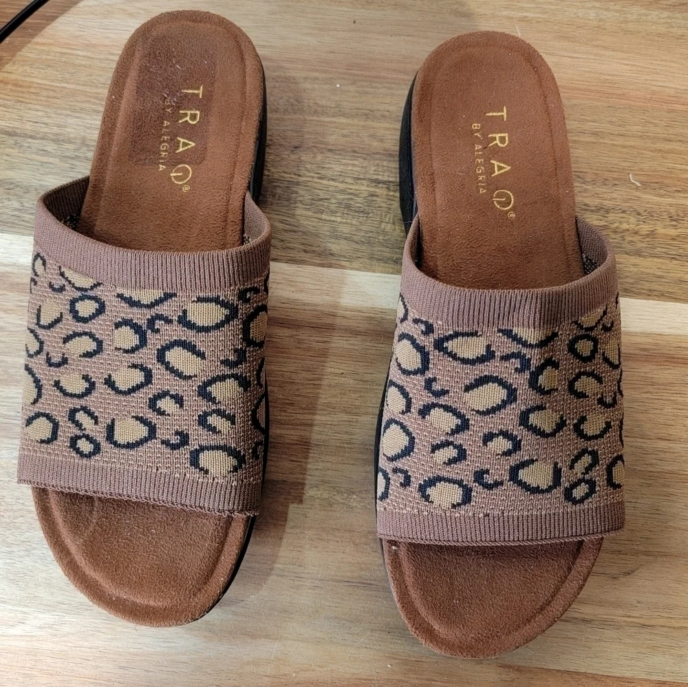 Traq by Alegria Leopard Knit Slide Sandals Comfy Size 36